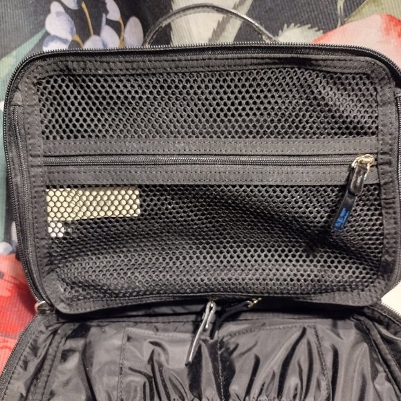 Kate Spade || Mindy Flamingo Dot Medium Cosmetic Case - Picture 8 of 12